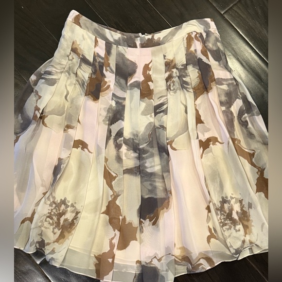 Theory - Elegant Women's Pleated Silk Skirt - Cream and Brown Floral Print - Picture 7 of 8